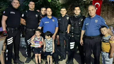 Polis ekipleri, bedensel engelli Eymen Tekeoğlu'nu evinde ziyaret ederek, doğum gününü kutladı.