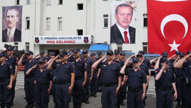 Rize'deki temsili askerlik töreninde engelli bireyler protokole askeri selam veriyor.