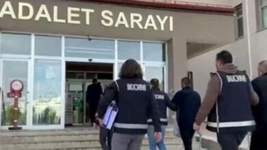 Adalet Saray'ına doğru polis eşliğinde şüpheliler götürülmektedir.