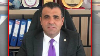 Şanlıurfa Bedensel Engelliler Spor Kulübü Derneği Başkanı Veysi Fırat bir koltuk üzerinde oturuyor.
