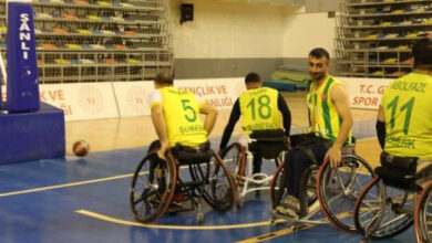 Şanlıurfa Bedensel Engelliler Spor Kulübünün tekerlekli sandalye basketbol takımı sporcuları antrenman yapıyor.
