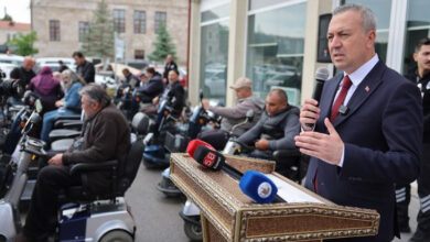 Sivas'ta engelli bireylere akülü tekerlekli sandalye dağıtım töreninde belediye başkanı konuşma yapıyor.