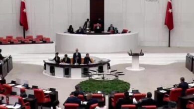 TBMM başkanlık kürsüsünden, milletvekillerine bir metin okunuyor.