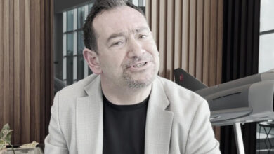 Turgay Karakaş ofisinde oturuyor.