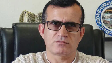 Türkiye Görme Engelliler Derneği Batman Şube Başkanı Adnan Sapancı siyah bir koltukta oturuyor.