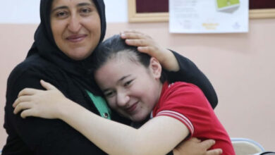 Ümmü Selma Kara ve annesi Fatma Kara ile birbirlerine sarılmışlar.