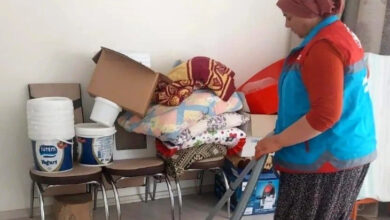 Gölbaşı Kaymakamlığı Sosyal Yardımlaşma ve Dayanışma Vakfı bünyesinde çalışan bir personel elektrikli süpürge ile temizlik yapıyor.