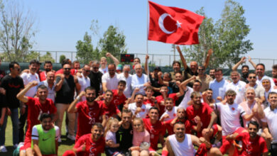 İşitme Engelli Erkek Futbol Milli Takımı, üçüncülük maçı sonrası galibiyet fotoğrafı çektiriyor.