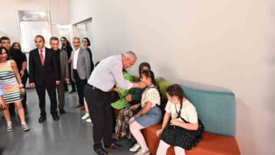 Mamak Belediye Başkanı, engelli çocukların yüzüne dokunarak sevmeye çalışıyor.