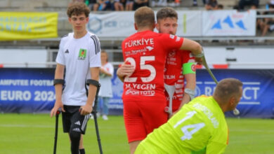 Ampute Milli Futbol Takımı sporcuları, gol sonrası, Almanya Ampute Futbol Takımının kalecisi önünde birbirine sarılıyor.