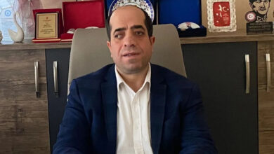 Altı Nokta Körler Derneği Aydın Şube Başkanı Bayram Özen, dernekteki başkanlık koltuğunda oturuyor.