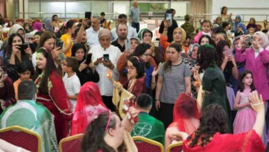 Engelli bireyler ve aileleri etkinlik alanında eğlenmeye çalışıyor.