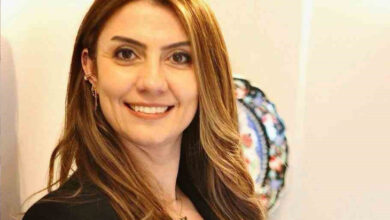 Nöroloji Uzmanı Dr. Esra Taşkıran, fotoğrafta hafif yan durarak gülümsüyor.