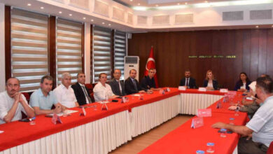 Aydın İl Engelliler Koordinasyon Kurulu toplantısına katılan kamu yetkilileri "U" şeklindeki masa etrafında toplu fotoğraf çekimi yapılıyor.