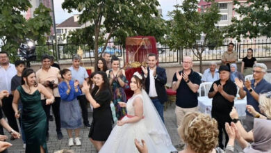 Zihinsel engelli birey Tuğçe Dilmaç, temsili olarak yapılan düğünde gelinlik giyip, ailesi ve komşularıyla birlikte dans ederek eğleniyor.