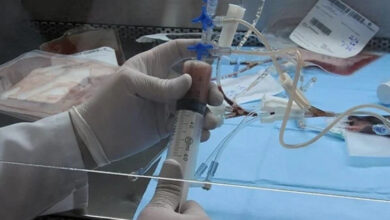 Enjeksiyon içindeki ilacı dikkatli bir şekilde tutan ve enjekte eden birinin eli görselde var.