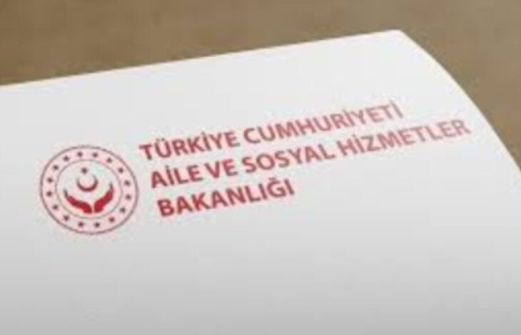 Aile ve Sosyal Hizmetler Bakanlığı logosu ve logonun yanında "Türkiye Cumhuriyeti Aile ve Sosyal Hizmetler Bakanlığı" yazısı var.