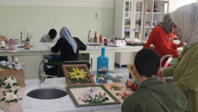 Engelli öğrenciler el sanatı ürünler yapıyor.