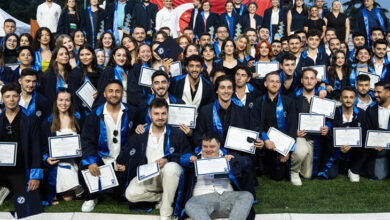 Down sendromlu eski milli jimnastikçi Berk Canbulat, Marmara Üniversitesi (MÜ) Spor Bilimleri Fakültesi Antrenörlük Bölümünden mezun olan arkadaşlarıyla birlikte toplu fotoğraf çekimi için poz veriyorlar.