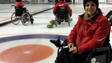 Tekerlekli Sandalye Curling Milli Takımı'nın kaptanı olan Züleyha Bingöl, Curling antrenman sahasında akülü tekerlekli sandalye üzerinde oturuyor.
