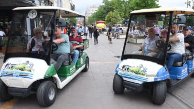 Görselde iki adet Golf aracında yaşlı ve engelli bireylerin bindiği ve ring aracı olarak kullanılmaktadır.
