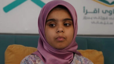 Görme engelli Eyanu Erselan Ahmed, bir koltuk üzerinde oturuyorken fotoğrafı çekilmiş.