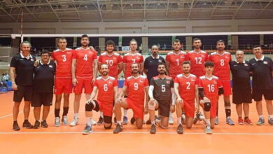 İşitme Engelliler Erkek Milli Takımımız, Dünya Şampiyonası’ndaki ikinci maçı sonrası antrenör ve sporcular yan yana fotoğraf çekiliyorlar.