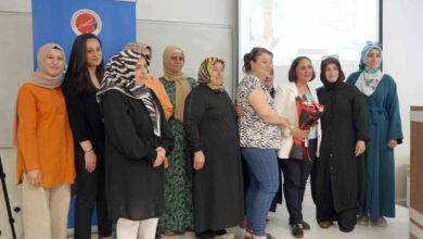 Engelli çocukların annelerine proje sonunda çiçek veriliyor.