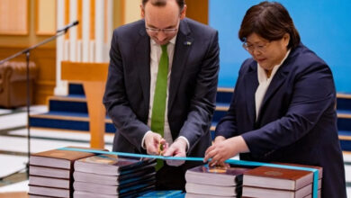 Kazakistan Anayasası, görme engelli bireyler için Braille alfabesi basımı töreninde kurdele kesimi yapılıyor.