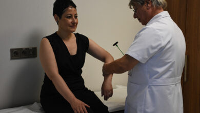 Gülsüm Yakışan'ı , doktoru fiziki muayene ederek ve kolun dirsek kısmına vurarak refleks kontrolü yapıyor.