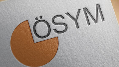 Beyaz bir zemin üzerinde turuncu renkli ÖSYM logosu ve büyük harflerle "ÖSYM" yazıyor.