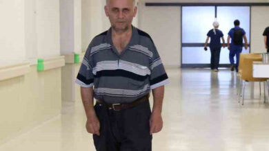 Parkinson hastası Galip Alaylı, hastane koridorunda yürüyüş yapıyor.