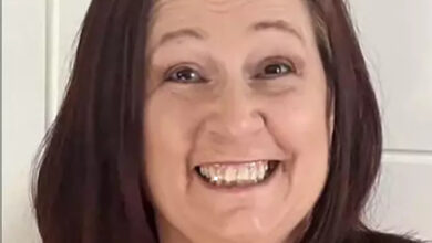 Sharon Martin, fotoğrafta kameraya bakarak gülümsüyor.