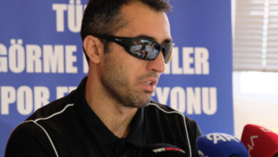 Serkan Yıldırım, yapılan basın toplantısında mikrofonlara konuşuyor.