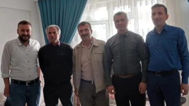 İl ve ilçe müftü yardımcıları engelli bireylere gerçekleştirilen ev ziyareti sırasında çekilen bir fotoğraf.