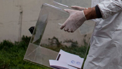 Seçim sandık kutusu içinde oy zarfları varken görevli tarafından taşınıyor.