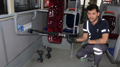 Tekerlekli sandalyeli yolcu alanlarına emniyet kemeri takılıyor.