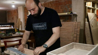 Engelli girişimci İslam Gökhan Çolak, üretim yaptığı atölyede çalışıyor.