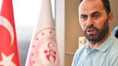 Türkiye İşitme Engelliler Spor Federasyonu Başkanı Kerim Vural, odasında röportaj sırasında konuşurken çekilmiş bir fotoğraf.