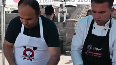 İşitme engelli birey ve aşçılık yüksekokul öğrencisi birlikte yemek yapıyor.