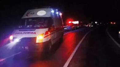 Akşam saatlerinde çekilmiş olan fotoğrafta ambulans ve jandarma aracı var.