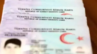 Bir masa üzerine birçok Türkiye Cumhuriyeti Kimlik Kartları dağınık şekilde katılmış.