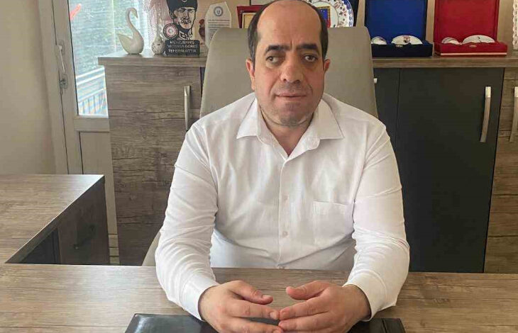 Altı Nokta Körler Derneği Aydın Şubesi Başkanı Bayram Özen, dernek başkanı koltuğunda oturuyor.