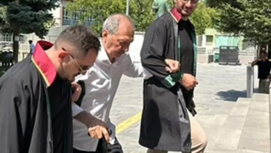 Fotoğrafta iki avukatın koluna girerek destek olduğu engelli Tahsin Aydın elinde tuttuğu baston ile merdiven çıkıyor.