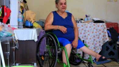 6 aylıkken çocuk felci geçiren yüzde 63 engelli Emel Örün, tekerlekli sandalye üzerinde dağınık eşyaların arasında ağlayarak oturuyor.