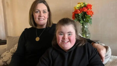 Fotoğrafın solunda Claire Day ve sağda ise Down Sendromu olan kızı Darcy var.