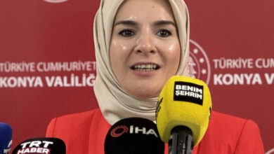 Aile ve Sosyal Hizmetler Bakanı Mahinur Özdemir Göktaş, Konya'da Valiliği ziyaret ederken basın açıklaması yapıyor.