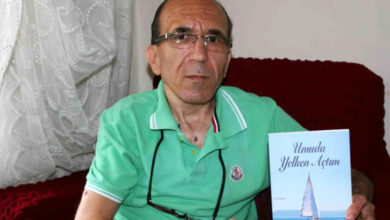 Fiziksel engelli Harun Yenice, yazdığı şiir kitabı olan "Umuda Yelken Açtım"ı tutuyor.