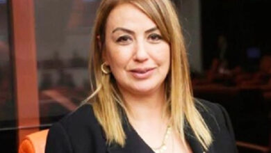 CHP Hatay Milletvekili Nermin Yıldırım Kara, arkasında bulunan cam yansımasından TBMM oturumu sırasında çekilmiş olduğu bir fotoğraf. TBMM oturumu sırasında otururken hafif sağına bakıyor.