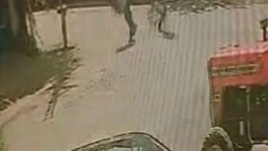 Görselde iki kişi yol ortasında duruyor.